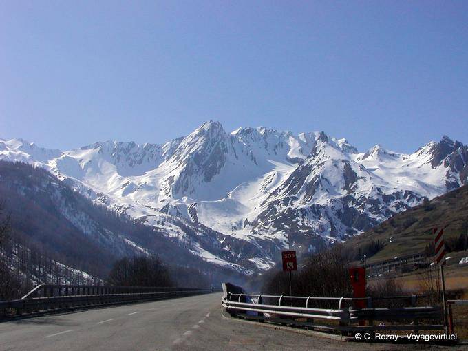 Nieve en los Alpes, la calle San Bernardo, el lado italiano - Italia