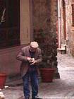 El anciano a Castelbueno, Italia.
