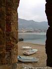 Barcos de pesca en la playa de Cefalu, Italia.
