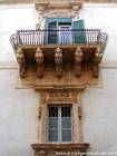 Ver en un balcón del palacio de Villadorata, Noto, Italia.