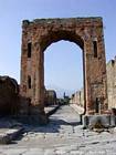 El arco de Calígula, Pompeya, Italia.