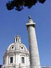 Vista de columna de Trajano y la iglesia de Santa Maria di Loreto Cúpula, Roma, Italia.