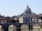 Puente de Sant'Angelo y San Pedro en el fondo, Vaticano, Roma, Italia.