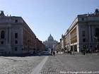 Via della Conciliazione avenida que conduce a San Pedro, Italia.