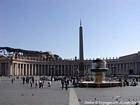 Fuente y obelisco en la Plaza de San Pedro, Roma, Italia.