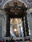 Crucero de la Basílica de San Pedro, canopy torcido columnas de Bernini, Vaticano, Roma, Italia.