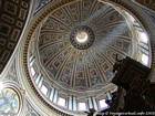La cúpula de San Pedro diseñada por Miguel Ángel, Vaticano, Roma, Italia.