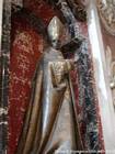 Papa estatua gafas dentro de la Basílica de San Pedro del Vaticano, Roma, Italia.