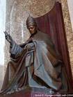 Bendición papal, estatua, la Basílica de San Pedro del Vaticano, Roma, Italia.