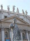 Estatua delante de la fachada de la Basílica, del Vaticano, Roma, Italia.