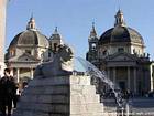 Fuente de León en frente de las cúpulas de Santa María de Montesanto y Santa Maria dei Miracoli, la Piazza del Popolo, Roma, Italia.
