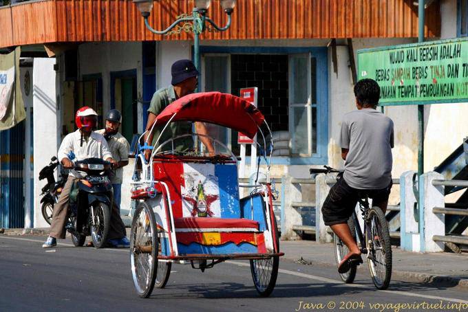 Tuk-tuk utilizado como taxi, puerto de Ketapang, Java - Indonesia