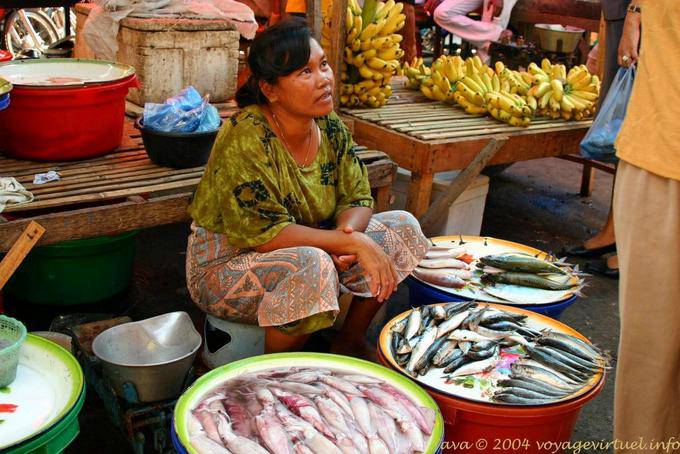 El vendedor de pescado, mercado Banyuwangi, Java - Indonesia