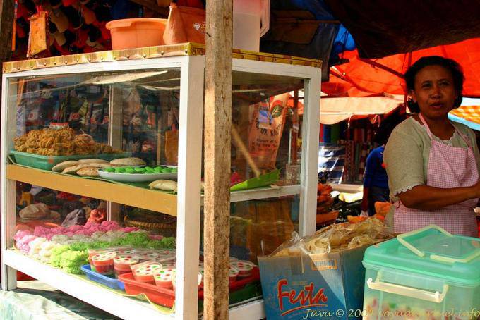 Pasteles en una caja de cristal, dulces Java - Indonesia