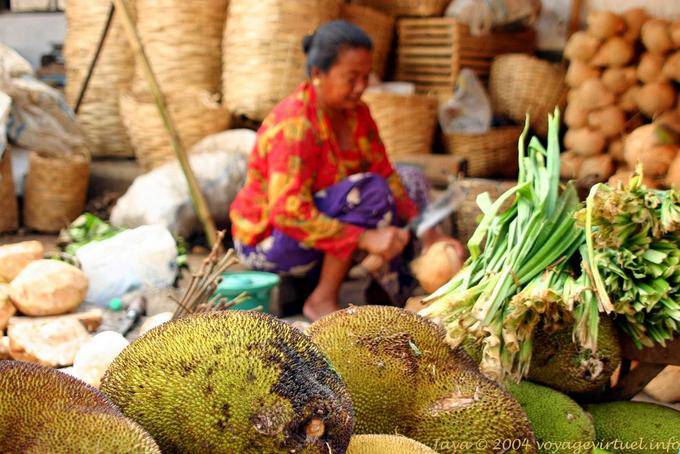 Durians Java en un puesto del mercado - Indonesia