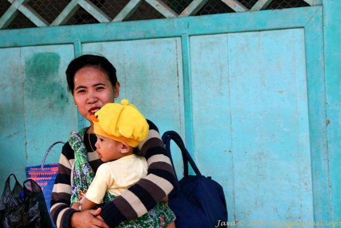 La madre y su hijo, Banyuwangi, Java - Indonesia