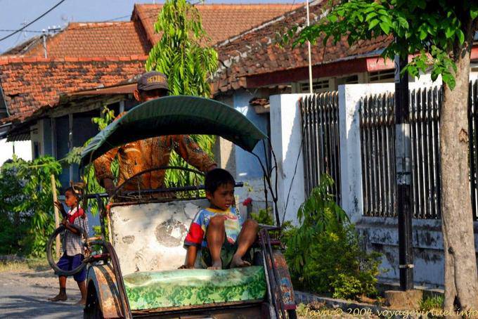 Un niño de tuk-tuk, Banyuwangi, Java - Indonesia