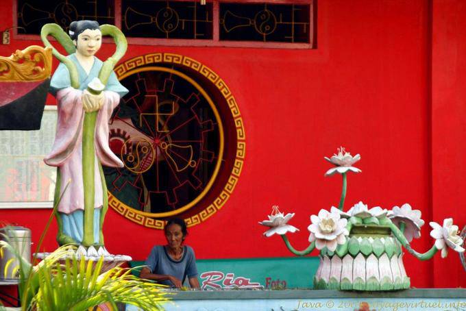 Ornamento y estatua del templo chino, Banyuwangi, Java - Indonesia