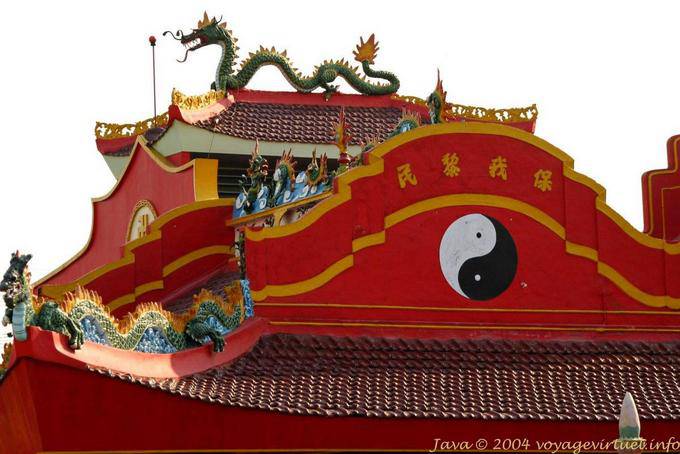 Dragón en el techo, el Ying y el Yang, el templo chino, Banyuwangi, Java - Indonesia