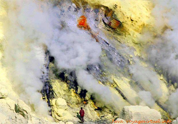 Ijen, mineral de azufre caliente es grietas que salen rojos, luego secado resulta de color amarillo claro, Java - Indonesia