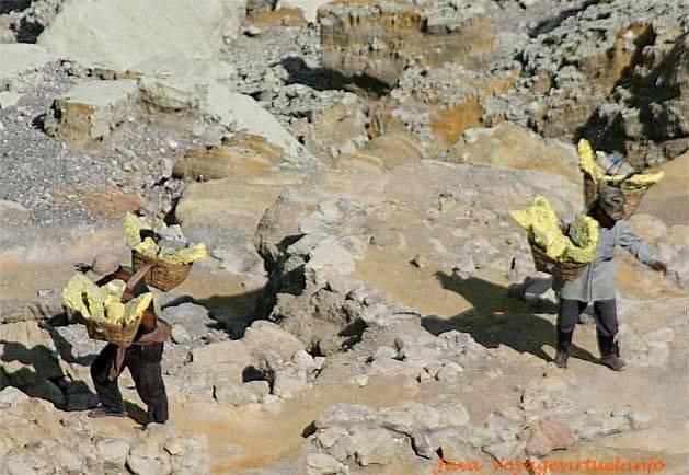 Cestas de mineral de puertos al principio de la subida del cráter, Java - Indonesia