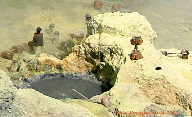 Descanse en humos tóxicos antes de la ascensión, Kawah Ijen, Java - Indonesia