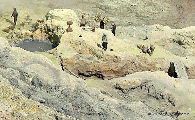 Kawa Ijen, porteros y los mineros del cráter, Java - Indonesia