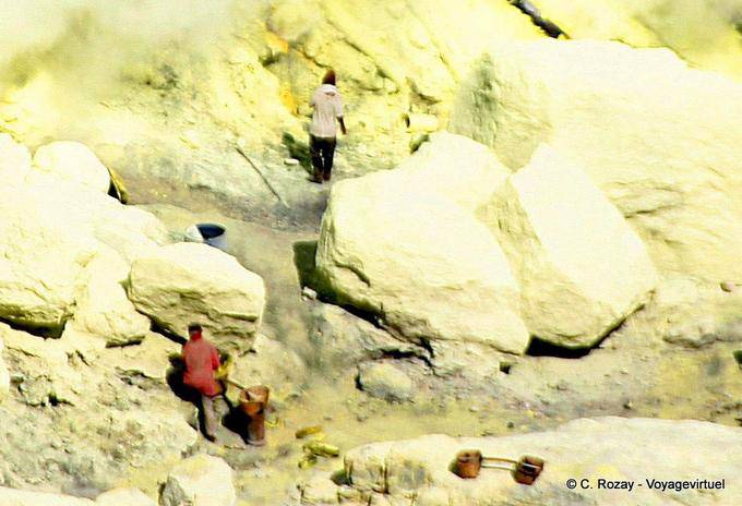 Concéntrese en el infierno de solfatara, Kawah Ijen, Java - Indonesia