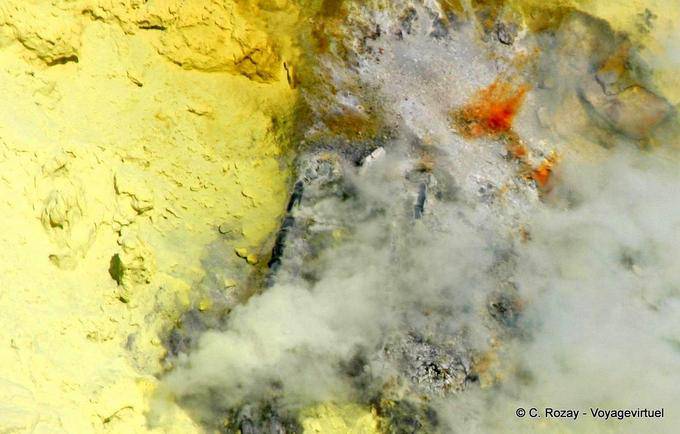 Explosión de color rojo vapores de azufre fundido, Kawa Ijen, Java - Indonesia