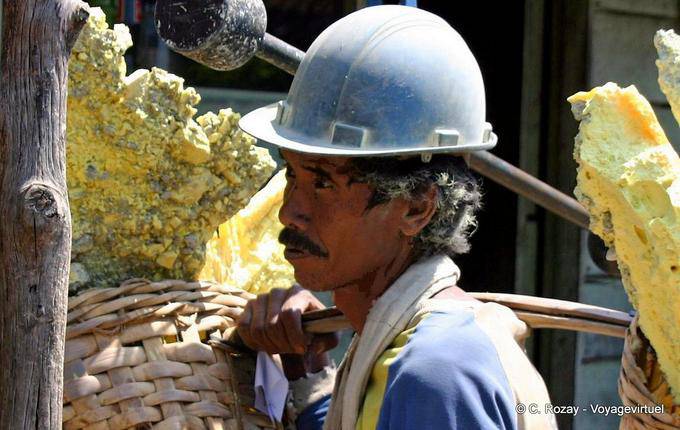 Retrato de un centro que lleva azufre pesaje, Kawah Ijen, Java - Indonesia