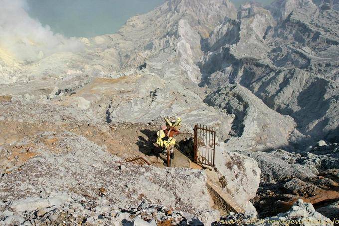 La puerta de hierro del cielo abierto, Kawah Ijen, Java - Indonesia