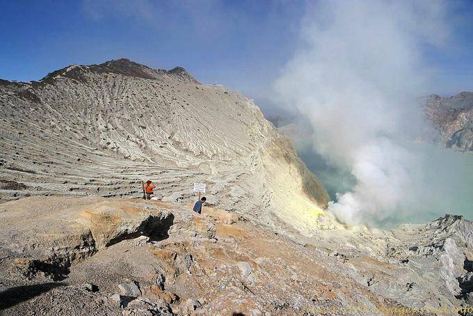 Kawa Ijen, en el borde de la caldera, Java - Indonesia