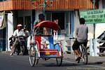 Tuk-tuk utilizado como taxi, puerto de Ketapang, Java, Indonesia.