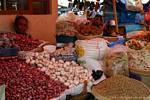 El ajo y la cebolla en el mercado de Banyuwangi, Java, Indonesia.