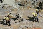 Cestas de mineral de puertos al principio de la subida del cráter, Java, Indonesia.