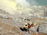 Titular de mitad de período de la subida del cráter, Kawah Ijen, Java, Indonesia.