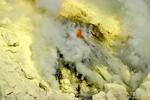 Explosión de azufre líquido Kawa Ijen, Java, Indonesia.