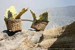 Cesta tablillas de bambú equilibrio en el borde de la sangría, Kawah Ijen, Java, Indonesia.