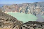 Cráter y ácido Lago Oval de un kilómetro de longitud, Kawah Ijen, Java, Indonesia.