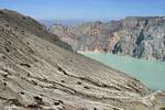 Kawah Ijen, lavar los pliegues de la parte superior de la caldera, Java, Indonesia.