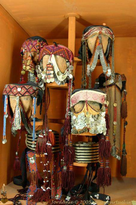 Máscaras y gorros de boda, museo Amman - Jordania