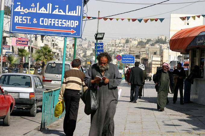 Jugador caminando por la calle, Amman - Jordania
