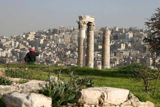 Columnas del Templo de Hércules con vistas a la ciudad, Amman - Jordania