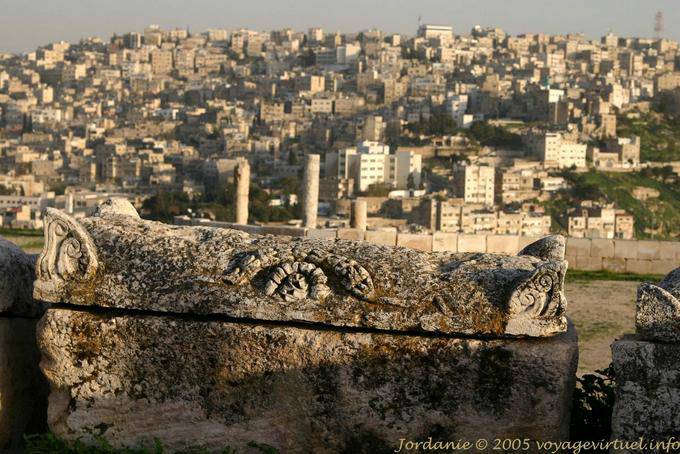 Tumba Sarcófago en la ciudadela con vistas al Jebel al-Qalaa, Amman - Jordania