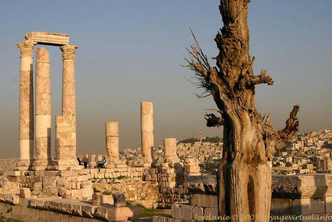 En las ruinas del templo de Heracles al atardecer, Amman - Jordania
