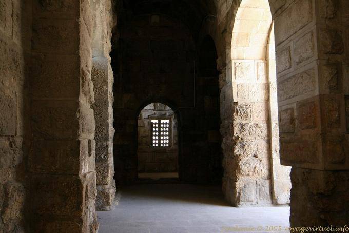 Al pasar bajo el Odeón, Amman - Jordania