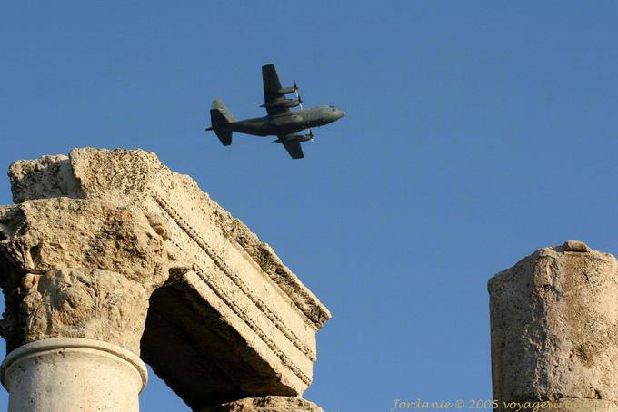 Propeller avión volando sobre el templo de Hércules, Amman - Jordania
