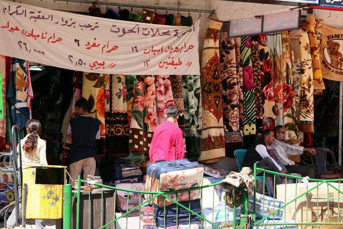 La exposición de tejidos en una calle, Aqaba - Jordania