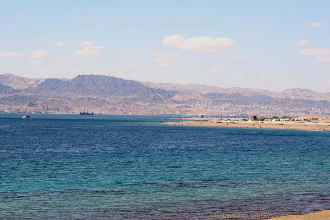 Las montañas y edificios de Eilat (Israel) de la costa de Aqaba - Jordania