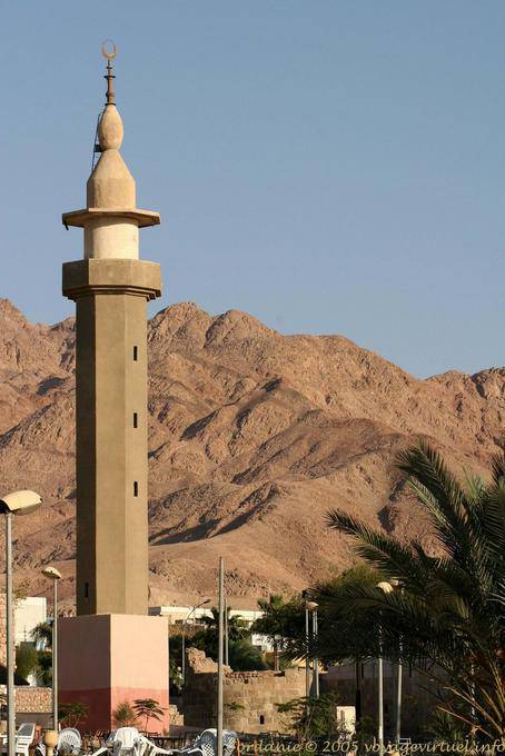 Mezquita Minarete integrada en el paisaje, Aqaba - Jordania